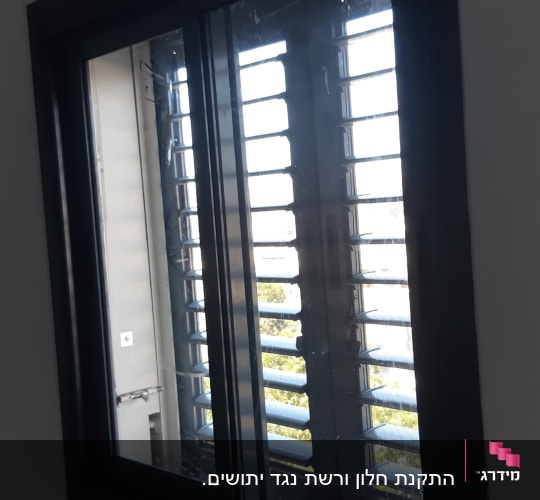 חלון אלומיניום עם תריסים חיצוניים
